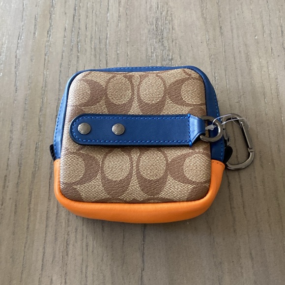 Coach Square Hybrid Pouch In Colorblock Signature Canvas With Coach Patch - Picture 3 of 5